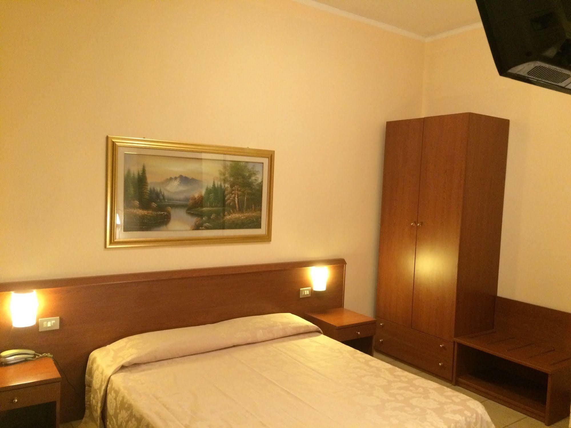Hotel Paradiso Milan Exterior photo